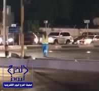 بالفيديو.. عامل نظافة ينظم حركة السير بتقاطع في جدة بعد تعطل الإشارة