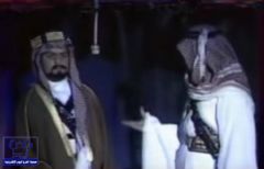 بالفيديو.. عبدالرحمن بن مساعد في مشهد مسرحي نادر قبل 33 سنة يمثل دور “المؤسس”