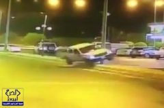 بالفيديو.. خروج خاطئ يؤدي إلى اصطدام سيارة بنخلة وإيقاعها