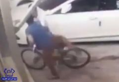بالفيديو.. شاب يترجل من سيارته ويسلب طفلاً في أحد شوارع سيهات