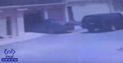 بالفيديو.. لص يسرق سيارة مواطن من داخل الكراج.. ويكاد يدهس ابنه