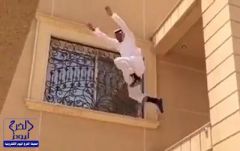مقطع جديد للشاب “متسلق المبنى في ثوان” يبرز المزيد من مهاراته
