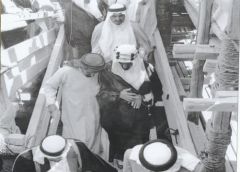 صورة تاريخية للملك فيصل خلال تفقده أعمال التطوير في المسجد الحرام