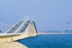 جسر الملك فهد يطلق خدمة حجز مواعيد الشاحنات.. والبداية غداً