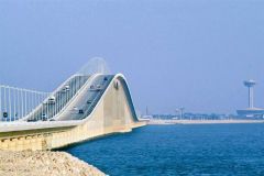 “جسر الملك فهد” يستعد للكثافة المتوقعة في حركة العبور خلال إجازة العيد بـ 59 مساراً