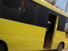 بالفيديو.. سائق حافلة طالبات يسير بسرعة وبابها مفتوح.. والمرور يطيح به