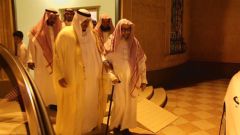 نائب أمير الرياض يزور الشيخ فوزان في منزله ويستمع لنصائحه