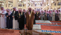 أمير الرياض يؤدي صلاة الميت على فهد السديري
