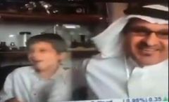 بالفيديو.. محلل اقتصادي سعودي يقع في موقف محرج على الهواء بعد دخول نجله معه فجأة