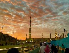 غروب الشمس يعانق الغيوم.. مشاهد بديعة لسماء المدينة المنورة والمسجد النبوي