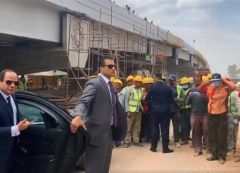 شاهد.. الرئيس المصري ينفعل على مسؤول بسبب عدم ارتداء العمال للكمامات