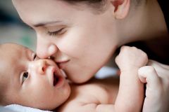 خبراء يحذرون: تقبيل الأطفال الرضع قد ينقل لهم فيروسات مميتة