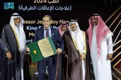 أمير الرياض يُسلّم “جائزة الملك فيصل”