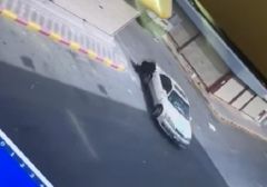 شرطة مكة تلقي القبض على قائد مركبة ظهر في فيديو يعتدي على سيدة ويسرق محفظتها