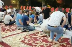 في لفتة كريمة.. مواطن يستضيف 100 حاج روسي قادمين من الإمارات في مزرعته بتمير (فيديو)