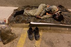 صورة مؤثرة لعامل ينام في العراء لحراسة ماكينة كهرباء.. و”الموارد والتنمية” تتفاعل