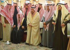 أمير الرياض يؤدي صلاة الميت على والدة الأمير فيصل بن مشاري بن عياف