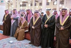 أمير الرياض يؤدي صلاة الميت على الأمير عبدالإله بن سعود