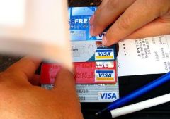 التجارة: لا يحق للمتاجر إضافة رسوم عند الشراء ببطاقات الائتمان