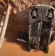 بالفيديو.. مركبة تهوي في حفرة كبيرة بعد أن أسقطت حاجزاً لأعمال حفريات في الرياض