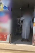 بعد فيديو متداول.. تغريم عامل “تموينات” وإحالته إلى الجهات المختصة لرفضه ارتداء الكمامة
