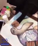بالفيديو.. فتاة سعودية بدون يدين تتغلب على إعاقتها وتصبح تشكيلية ترسم بقدميها