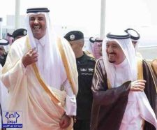 صورة لخادم الحرمين خلال استقباله أمير قطر تحظى بإعجاب المغردين
