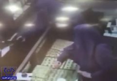 بالفيديو.. امرأتان تغافلان البائع وتسرقان علبة مجوهرات بالهفوف