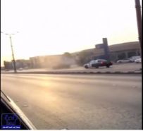 بالفيديو.. شاب “يفحّط” أمام دورية أمنية أثناء محاولة إيقافه