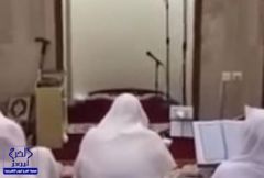 بالفيديو.. شهود عيان يروون اللحظات الأخيرة للإمام الذي توفي بالمحراب