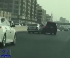 بالفيديو.. عناد سائقَين متهورين على طريق عام يتسبب بحادث انقلاب