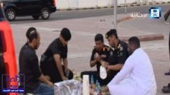 بالفيديو.. لحظة إفطار رجال الأمن في الميدان: سفرة على الرصيف ومشاركة مع المارة