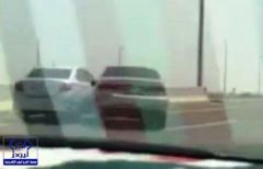 بالفيديو.. قائد سيارة يعترض أخرى بطريق عام ويصدمها ويلحق بها أضراراً ويلوذ بالفرار