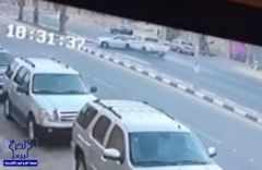 بالفيديو.. سائق يتسبب لنفسه بحادث شنيع بعد تصرفه بشكل خاطئ