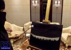 بالفيديو.. مواطنة كفيفة تبهر المبصرين برسوماتها.. وأمير الرياض يشتري بعض لوحاتها