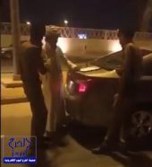 بالفيديو.. مداهمة شارع تفحيط شمال الرياض.. وإيقاف المخالفين بإشهار السلاح