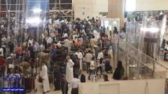 بالفيديو والصور.. تجدد الازدحام بمطار الملك خالد بالرياض.. ومنع بعض المسافرين من دخوله