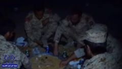 شاهد.. كيف “يتسحر” جنود الحرس الوطني على الحدود اليمنية.. يد في الطعام وأخرى تحمل السلاح