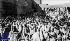 صور تاريخية للملك عبدالعزيز وهو يؤدي العرضة النجدية