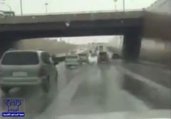 بالفيديو.. هطول أمطار متوسطة على أجزاء من مدينة الرياض