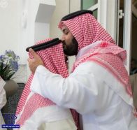 بالصورة.. محمد بن سلمان يقبل رأس ملك البحرين خلال استقباله بالمغرب