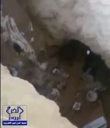 بالفيديو.. الكشف عن أنفاق وخنادق يستخدمها الحوثيون لنقل الإمدادات قبالة الحدود السعودية