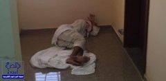 بالصور.. مريض يفترش ممر مستشفى القنفذة منذ عام.. والجهات الأمنية تعجز عن إخراجه