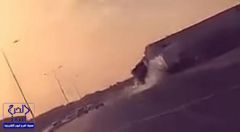 فيديو يكشف لحظة اصطدام مفحط بشاحنة ومصرعه بالرياض