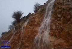 بالفيديو.. منظر رائع لجريان الشلالات على الجبال جنوب الطائف بعد سقوط أمطار بالأمس