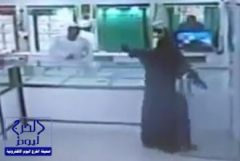 بالفيديو.. امرأة تنفذ جريمة سطو مسلح على محل ذهب بالعيص