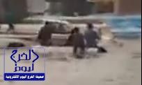 فيديو طريف لشبان صنعوا “قارباً” لعبور مياه الأمطار المتجمعة في شارع بجازان