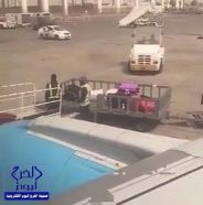مطار الملك عبدالعزيز يتفاعل مع فيديو يوثق تجدد التعامل السيئ مع حقائب الركاب.. ويعد بالمحاسبة‎