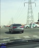 بالفيديو.. سائق يقطع الإشارة أمام دورية أمنية لعدم وجود “ساهر”
