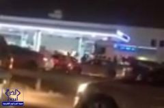 فيديو لسائق شاحنة متهور يعرّض مجموعة من الناس لخطر الدهس بعد أن صدم سياراتهم